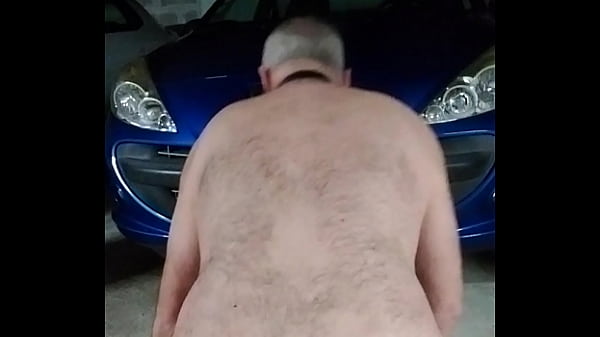 Nettoyage d'une voiture. 