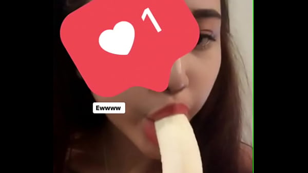 Girl tập ăn chuối