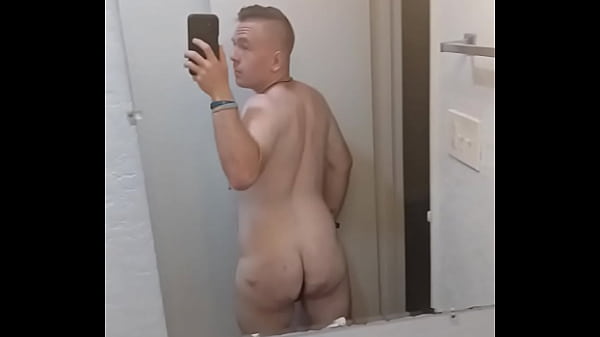 Slow motion twerking the mirror 