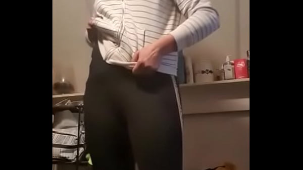 Play MP4 - Sweetheart does a slow striptease for her boyfriend