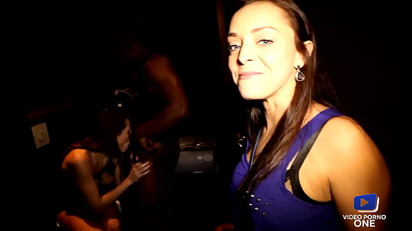 Emy Russo, jolie salope, prend une_bonne bite de black