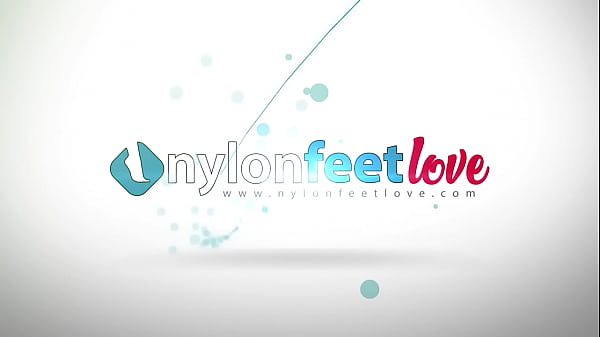 Nonton Teen Under The Table Nylons Shoeplay thumbnail