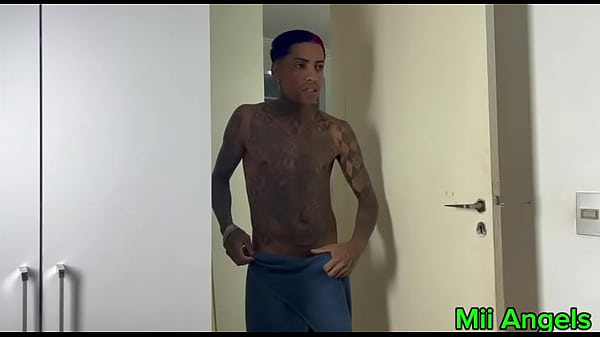 Fingi que errei o buraco s&oacute; pra meter no cuzinho virgem da magrinha 