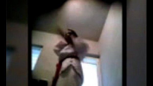 Hermanas espiadas orinando en el ba&ntilde;o y cambiandose 