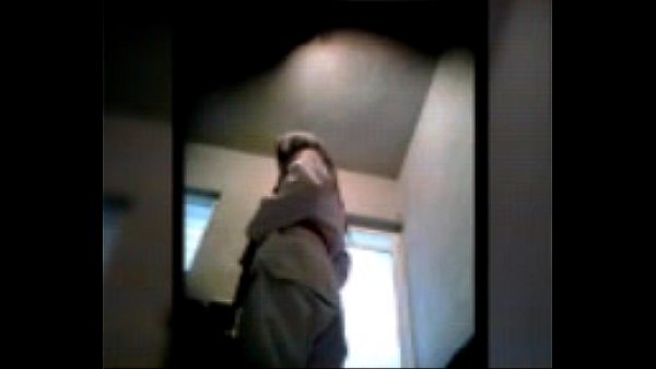 Hermanas espiadas orinando en_el baño_y cambiandose