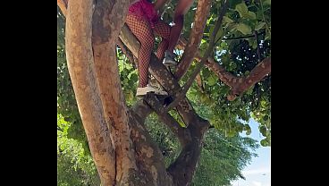 Carnaval: Foi Em Cima Da &aacute;rvore, No Meio Do Bloco Tomando Na Buceta E Engolindo Porra De Desconhecido thumbnail