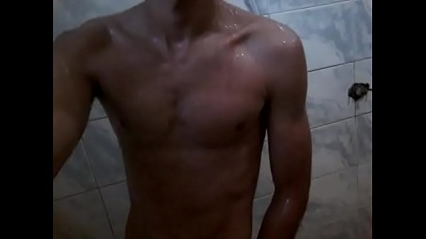 Play MP4 - Novinho a vontade&comma; se exibindo no banho