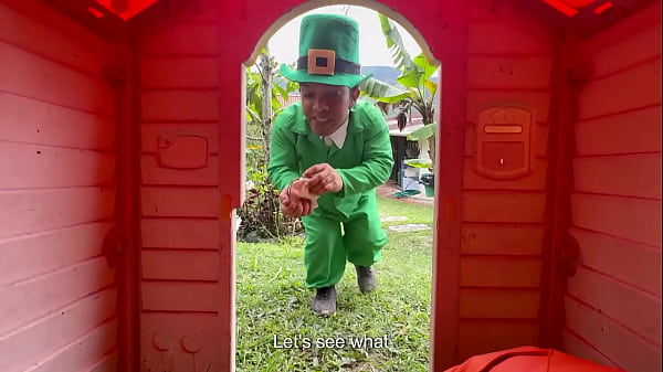 Nonton Le Ofresco Una Rica Follada A Un Magico Duende En Cambio De Sus Monedas De Oro En Su Peque&ntilde;a Casa. thumbnail