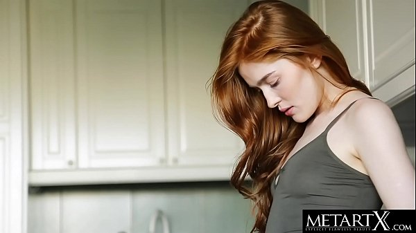 Play MP4 - Sexy redhead rubs her natural red bush as she masturbates hard