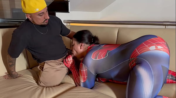 Mulher Aranha Salva An&atilde;o Um Boquete Profundo E Hardcore thumbnail