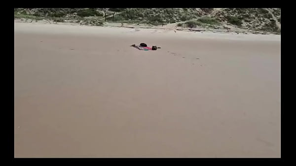 Play MP4 - Putaria na praia de Nudismo - Dei a bucetinha no pelo pra 3 machos&comma; gozaram dentro e rolou at&eacute; DP na minha amiga putinha