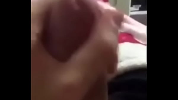 Novinho se acabando brincando com pau at&eacute; se melar todo 