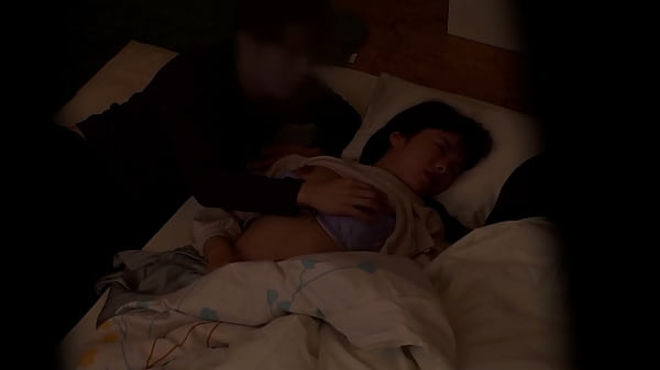 Play MP4 - 酔いつぶれた友達の横で、友カノにちょっかい出したらお互い感じまくり、バレないように声を抑えながらするSEXに興奮！！ Part1