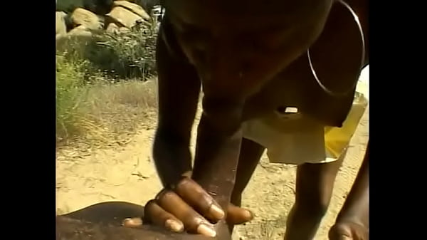 Play MP4 - Smart black chick  knows that she needs to cheer up her boyfriend with sloppy blowjob when their car suddenly sputtered out in the desert