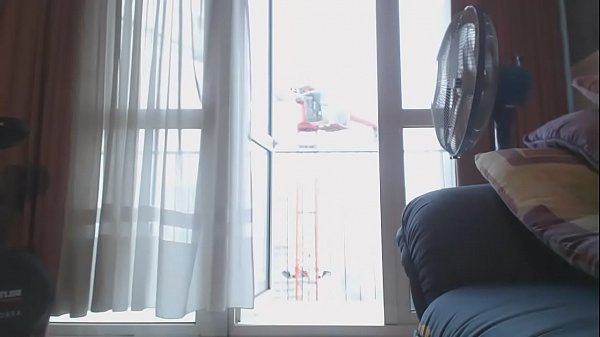 Exhibe En Hijab Sur Le Balcon thumbnail