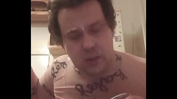 Фу,блядь! Пидорас из России надрачивает член и жрёт свежую сперму на камеру! thumbnail