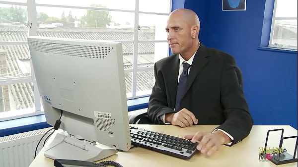 Play MP4 - Good looking babe wants to taste his hard cock