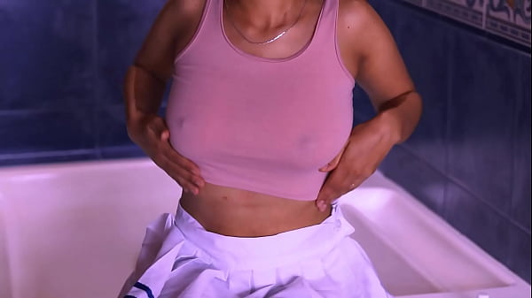 Con Una Mirada Seductora, Ella Se Acerc&oacute; A &eacute;l En El Apartamento, Decidida A No Parar Hasta Que &eacute;l Alcanzara El M&aacute;ximo Placer. thumbnail