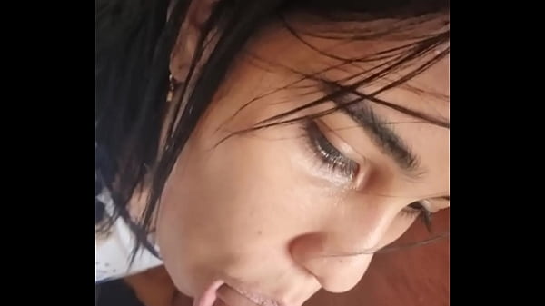 Play MP4 - Cahoneyy no come pop corn&comma; ella come polla mients mi su serie favorita