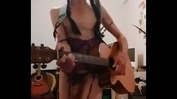 Je joue de la guitare et chante en body mauve et cul &agrave_ l'_air !!
