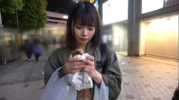 吉祥寺で出会った、o型の食べ歩き女子えりなさんに同行しちゃいますすでに人気店のメンチカツにさつま揚げを購入済！食べ歩きしてる最中でした thumbnail