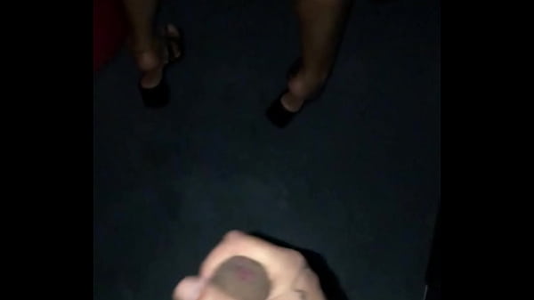 Fui na casa de swing e distribui a buceta entrei no glory holly e nao resisti o pauzao cai de boca e me deliciei com a rola do macho marido corno ficou na punheta