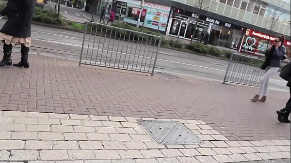 Girl pissesin her jeans makingeveryone watch