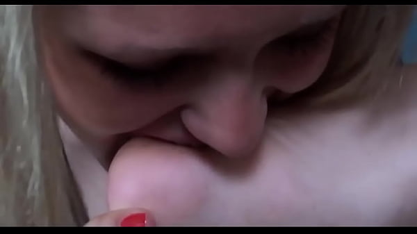 Meninas lindas praticando foot fetish