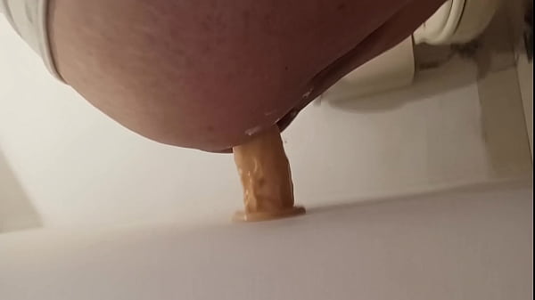 Siento que me remueve todo el interior de mi culo y hace que me broten mecos de mi verguita 