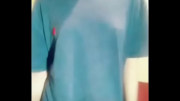 Muestra su calz&oacute;n rico en t. 