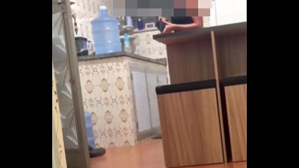 Belinha Hotwife se exibindo em dose dupla: seduziu o entregador e depois o moto Uber. Ganhou duas gozadas na boquinha! 