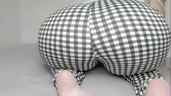 Nonton Huge Ass Housewife Showing And Offering Her Big Ass And Hole On Public Chats thumbnail