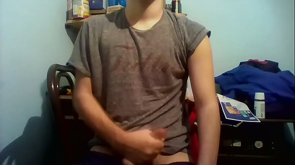 joven de 18 a&ntilde_os con el pene muy grande y sin circunsicion se masturba