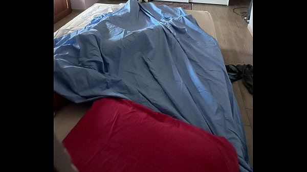 Play MP4 - Si masturba sotto le lenzuola velocemente e intensamente e viene - orgasmo reale