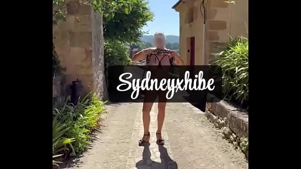 Je me fous &agrave; poil dans des lieux historiques et je me touche sans retenue 