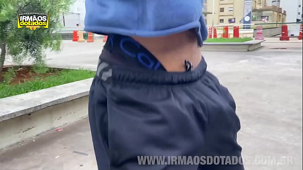 NOVINHO VENDENDO LIVROS , NO PELO 