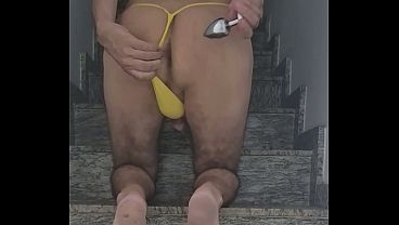 Marido Passivo Pentelhudo de Fio Dental nas Escadas do Condom&iacute;nio  Com Plug  no Cu. 