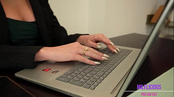 Nonton Working From Home W/ Busty Redhead Stepmom Jessica Aaren thumbnail