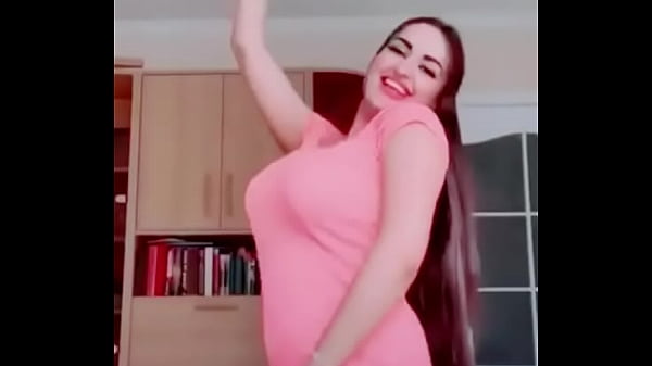 عاوز تتناك من طيزها 