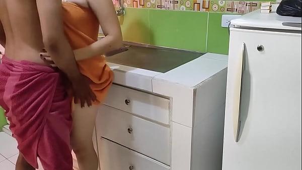 Play MP4 - Mi Sirvienta quiere que le quite la toalla en la cocina y la FOLLE como una ZORRA mientras la cornuda de mi mujer no esta