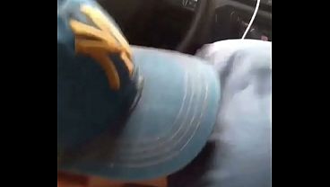 AUMENTA O SOM - Chupei o pau do motorista do uber no meio da rua 