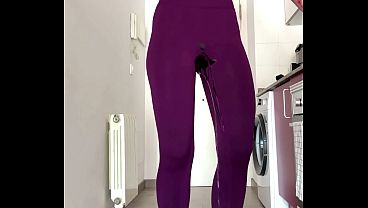 Nonton Pissing My Leggings After The Gym: Got Home With A Bursting Bladder Wetting My Yoga Pants & Panties thumbnail