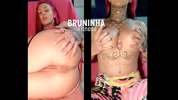 Dedando o_cuzinho_e exibindo peitão tela_dividida