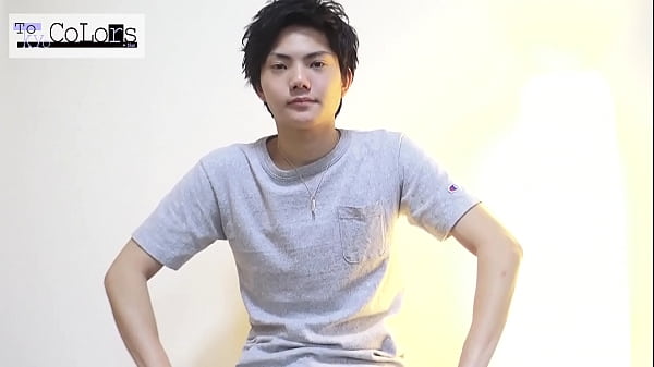 インタビューにてどんな男の子なのかを聞いていき、まずは軽くオナニー。締まった体にオイルを塗りカメラの前で恥ずかしい姿を披露してもらいます。ちんちんはなかなかでかく、勃ちも◎。アナル丸見え状態でエアー挿入ばりに腰を降ってもらい、ちんちんがブルンブルン揺れます。 thumbnail