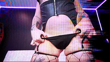 Redhead Tattooed Diva Nina Naples Craves a Good Dick 