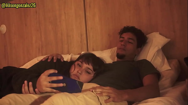 Play MP4 - Mirando una pelicula con mi padrastro y sin querer me trague su pene &lpar;casi nos descubren&rpar;