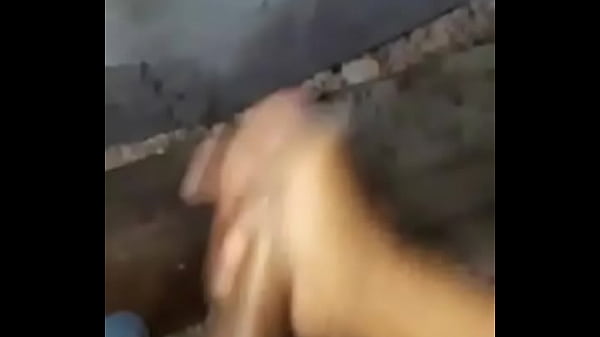 Votando leche en casa abandonada 