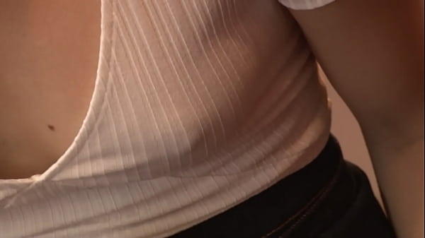 Play MP4 - まさかノーブラ！？貧乳美人店員がコリコリに勃った乳首に気付かず働く姿に興奮してしまい&hellip; 2　貧乳のくせに胸元の開いた格好の店員。しかし彼女の胸の先端にはポッチが2つ！もう男の目には彼女しか映らない&hellip;【パート2】