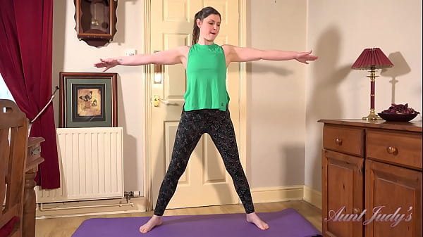 Adorable 40yo Amateur Hairy Pussy Milf Aurora Works Out In Leggings thumbnail