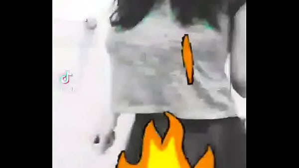 Magrinha dan&ccedil;ando e tirando a calcinha acesse o link para ver o v&iacute;deo sem os emojis 01 20 06 21mega 